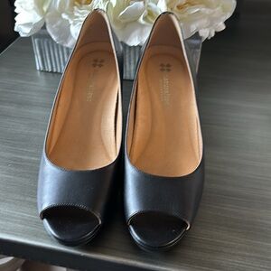 Naturalizer Olivia black wedge sandal. Peep toe. 7.5. Leather